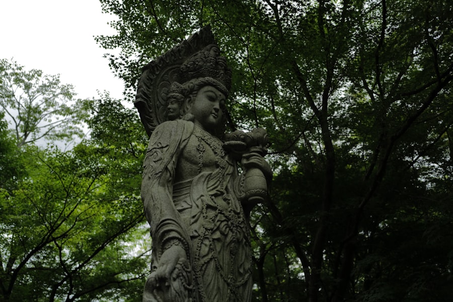 saddam hussein statue