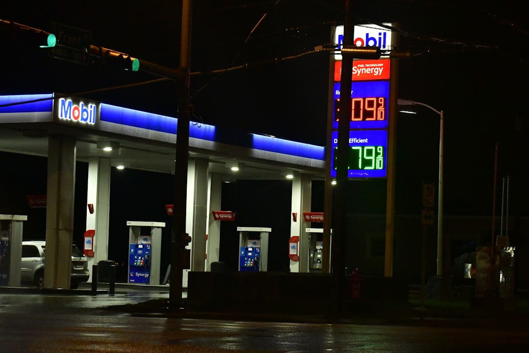 Photo oil priced in us dollars