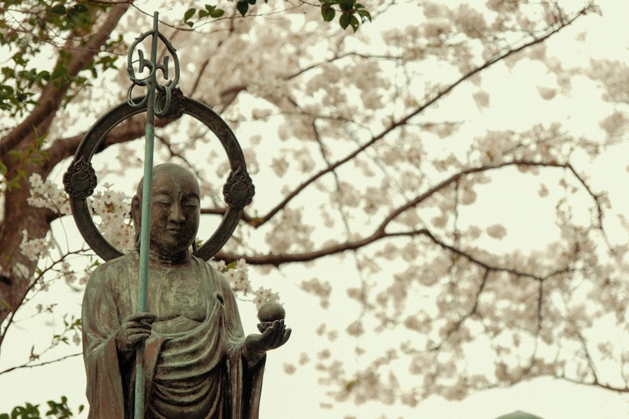 Photo saddam hussein statue
