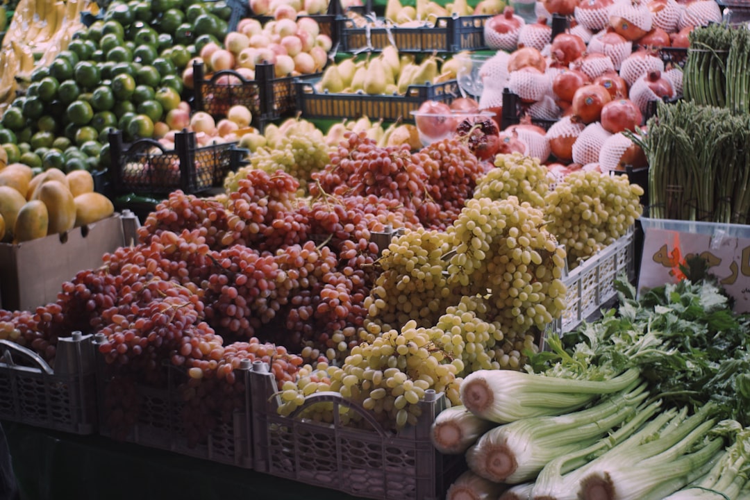 Photo grocery store apples