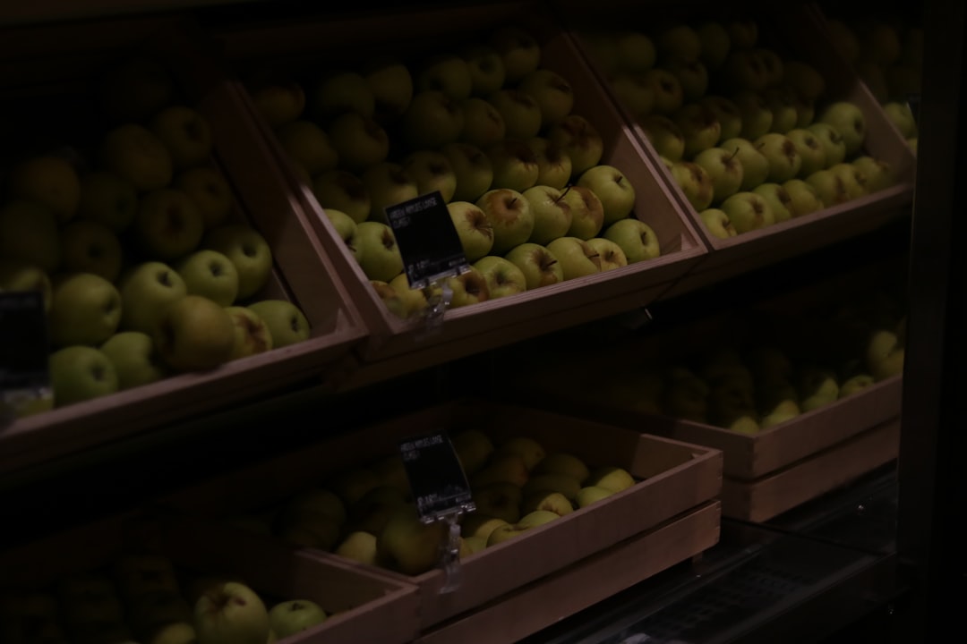 Photo grocery store apples