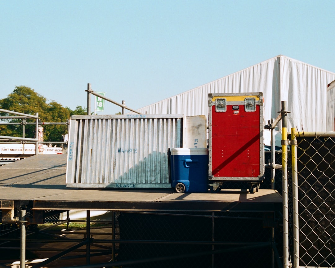 Photo returnable containers